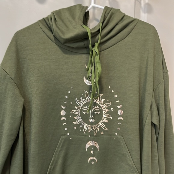 Women’s hi/lo top. - Picture 2 of 5